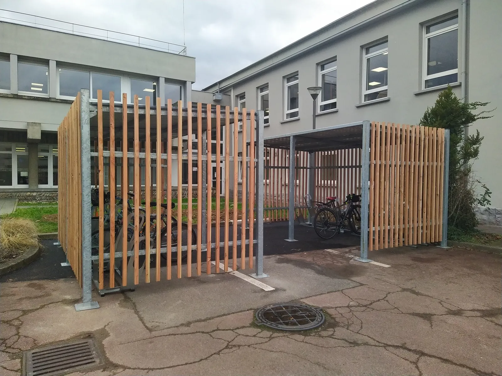 abri bois velo esthétique pour résidence privée