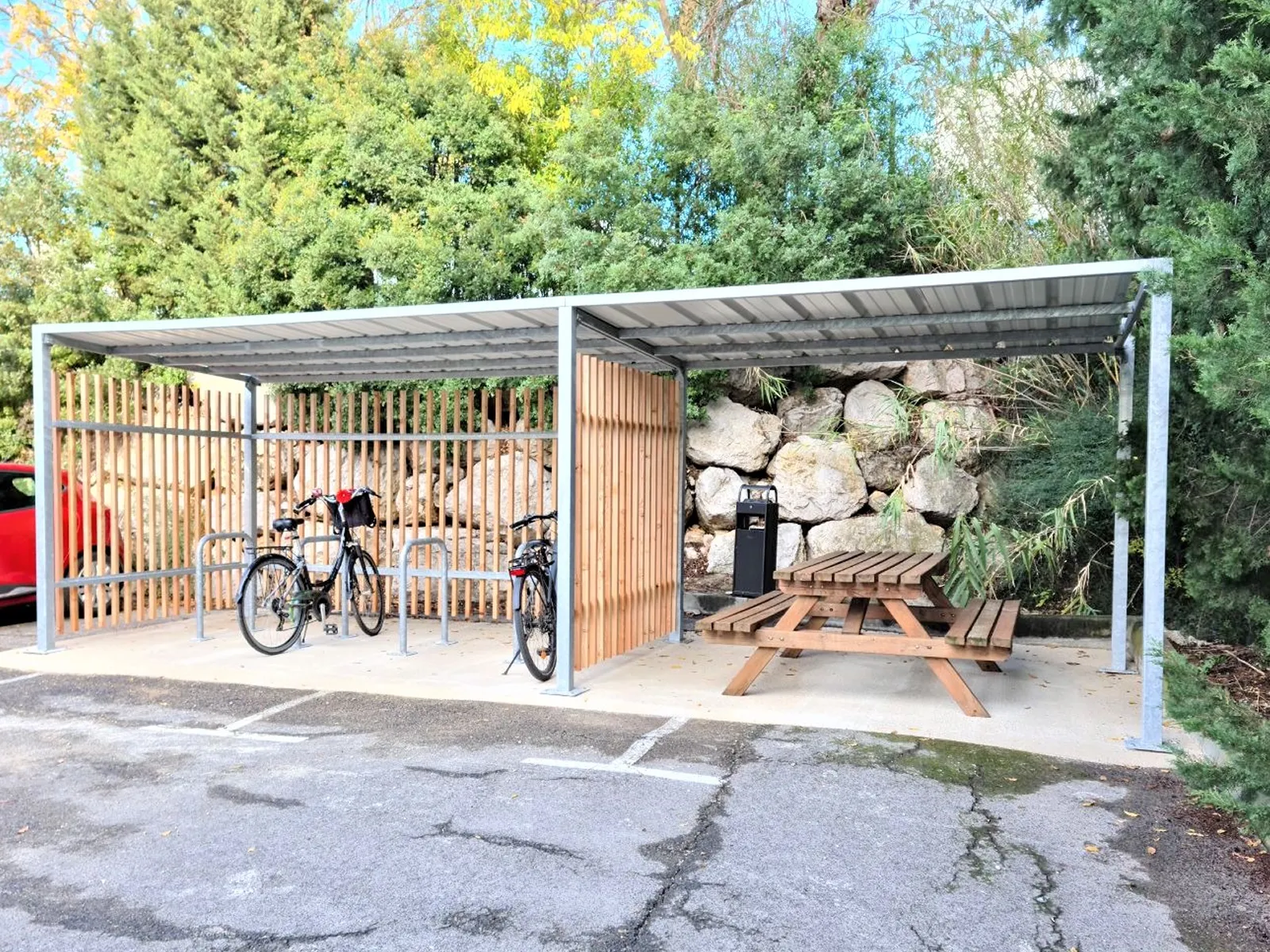 abri vélo extérieur durable pour entreprise