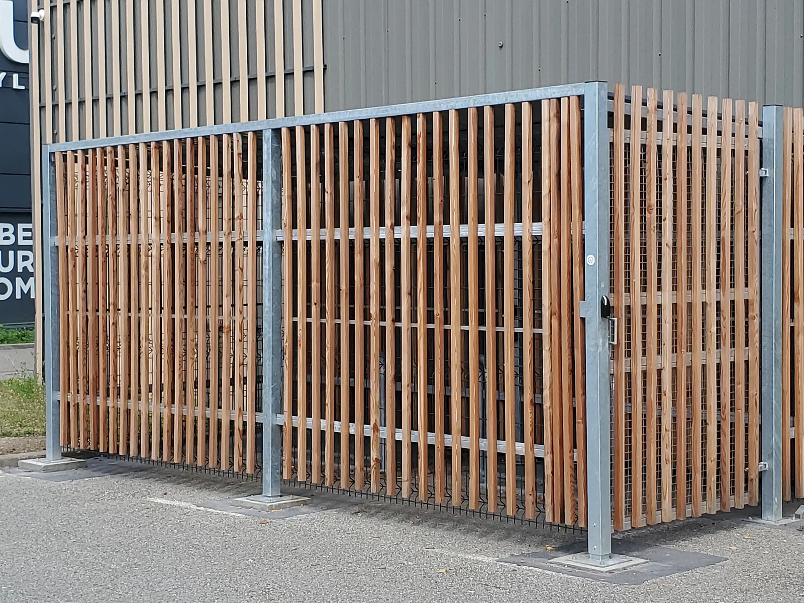 abri vélo sécurisé avec structure métallique