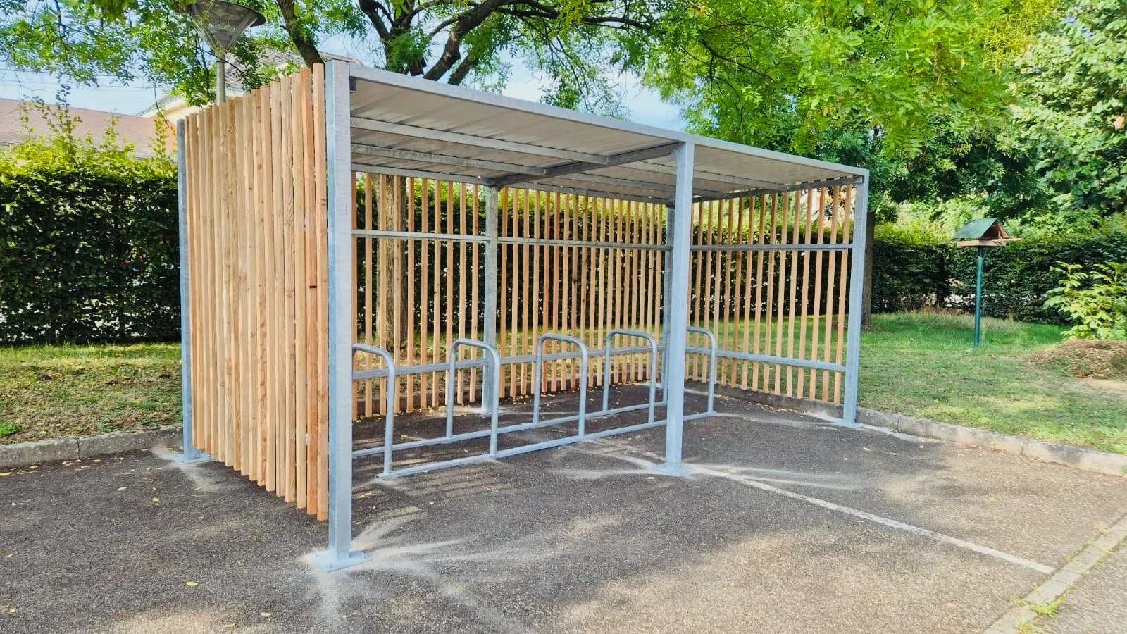 Abri vélo ouvert Axinov installé au lycée Schweissguth de Sélestat, avec bardage bois et structure métallique