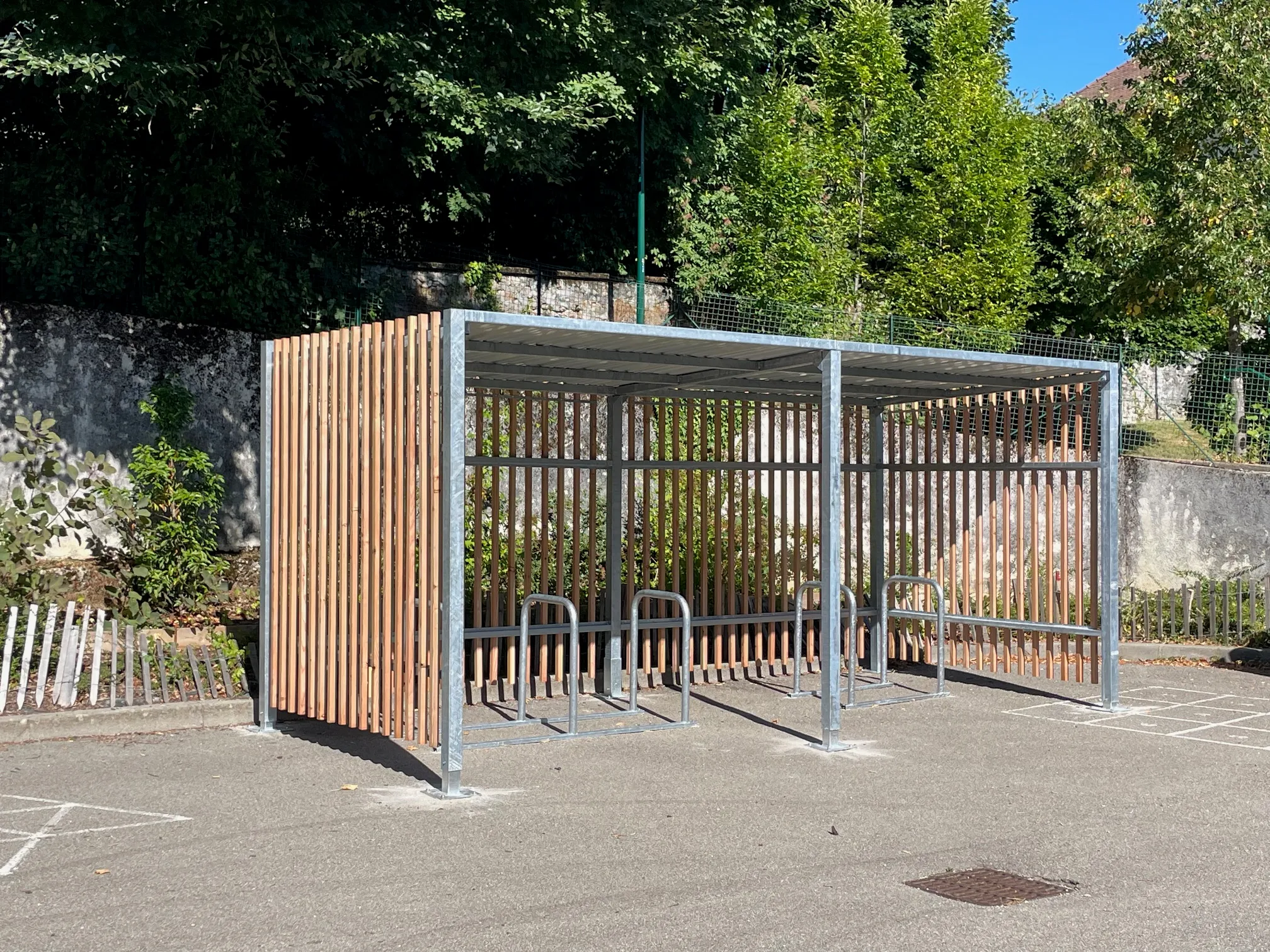 Abri vélo extérieur Axinov de 5 mètres installé pour la ville de Seyssins