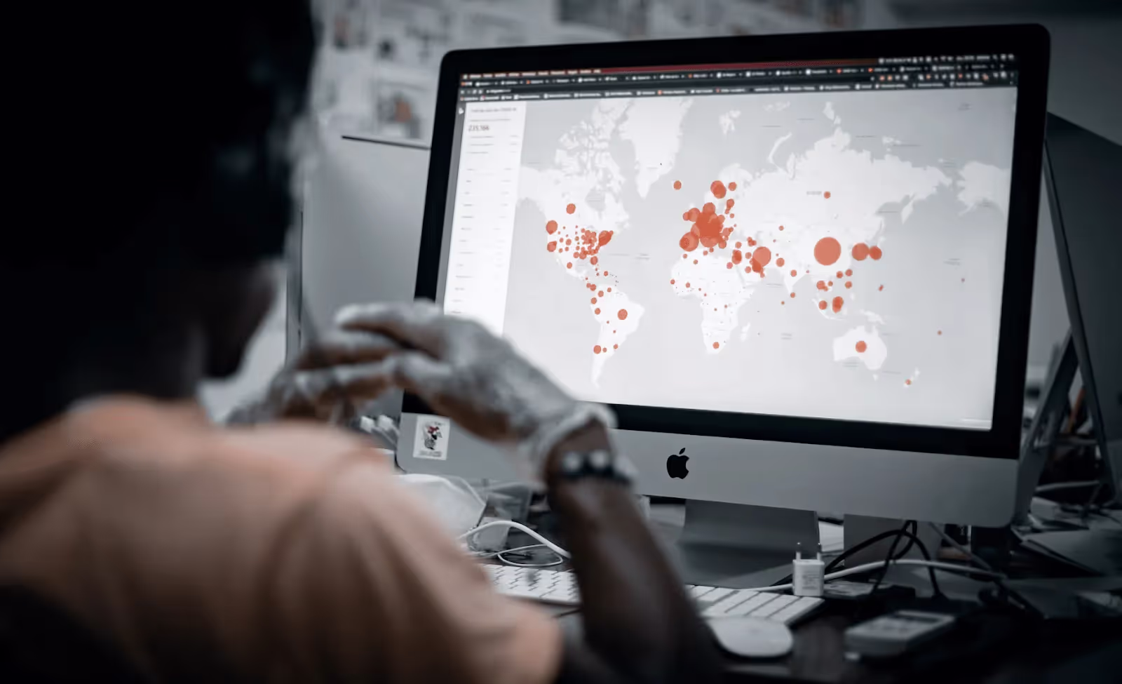 Mann schaut auf eine Heatmap auf einem Apple-Screen