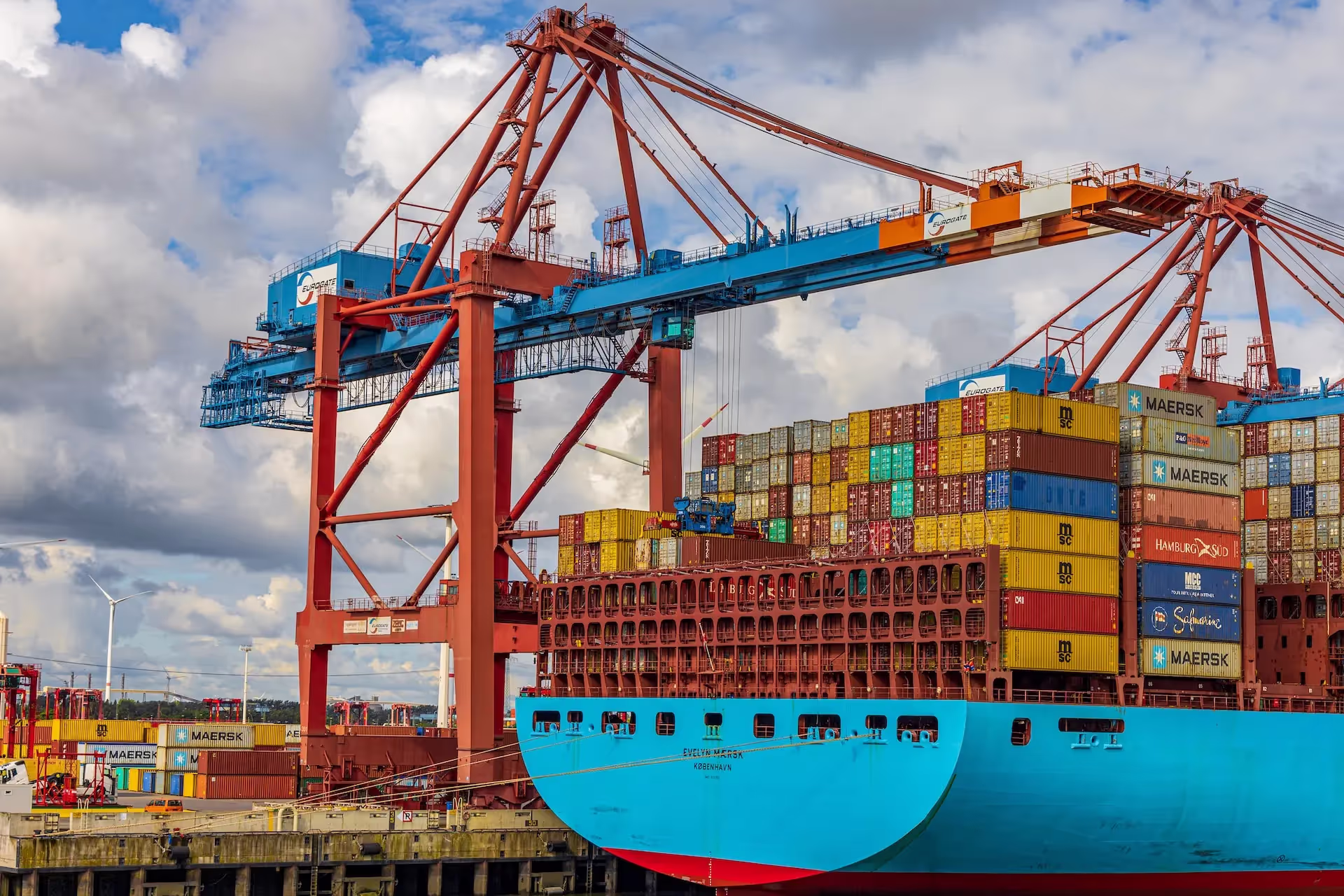 Containerschiff im Hamburger Hafen wird entladen