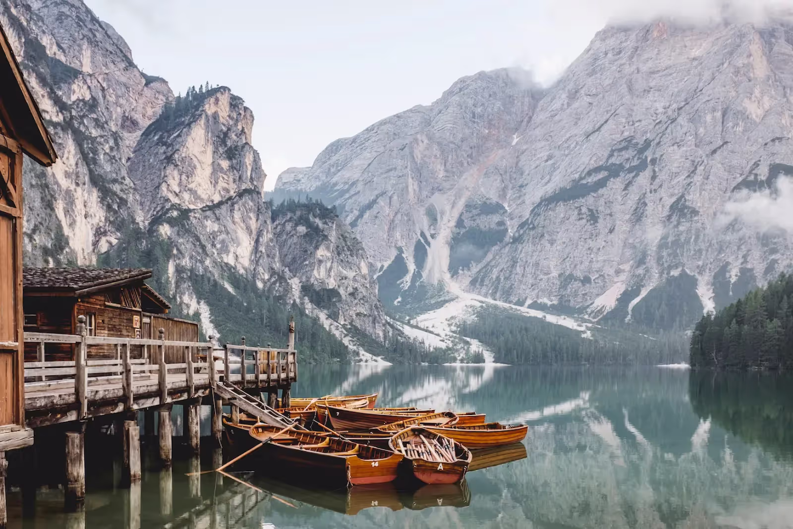 Pragser Wildsee in Südtirol mit einer Holzhütte und Booten