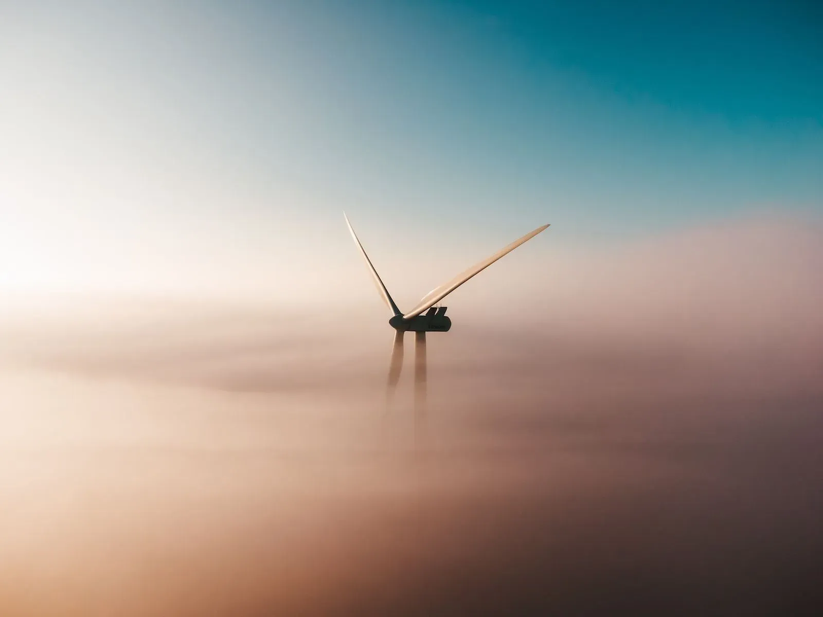 Bild einer Windkraftanlage im Nebel