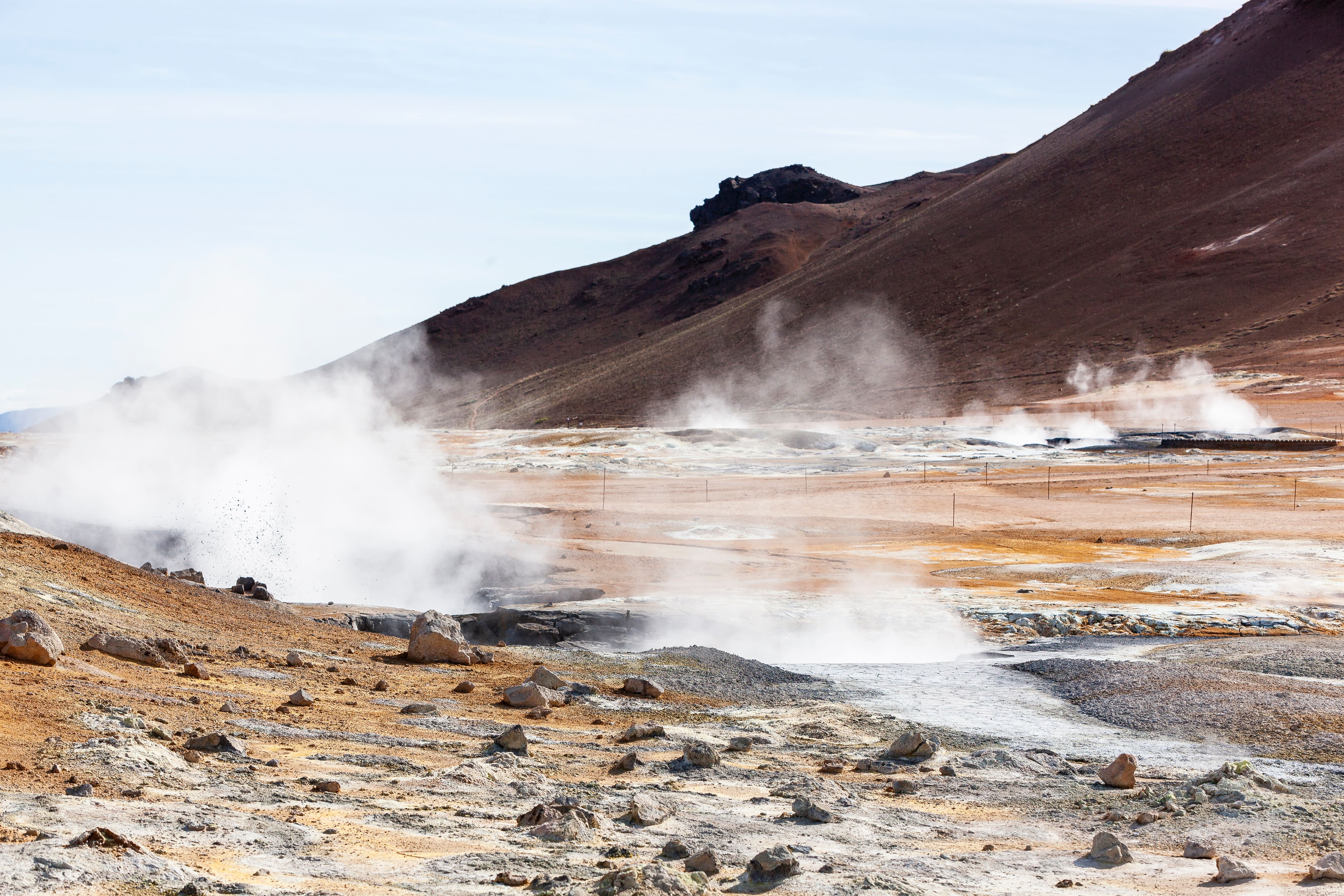 Bild von geothermaler Energie, die aus dem Boden steigt