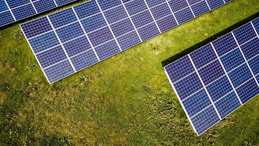 Bild von Solarzellen auf Gras aus der Vogelperspektive
