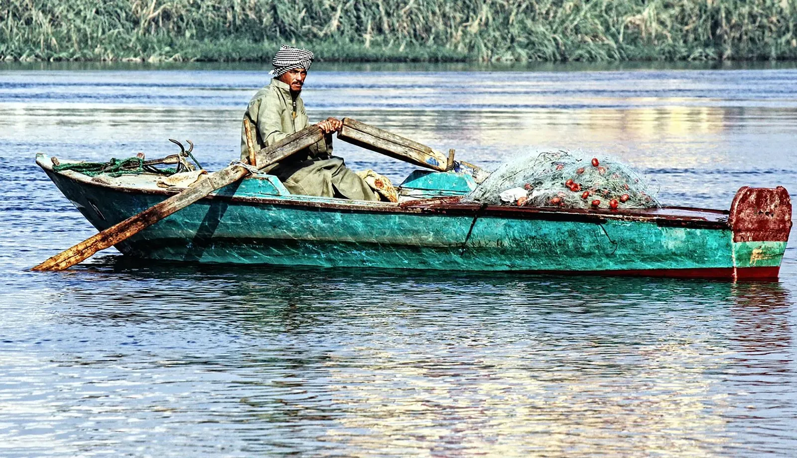 Bild eines Fischers in einem kleinen Fischerboot auf dem Nil in Ägypten