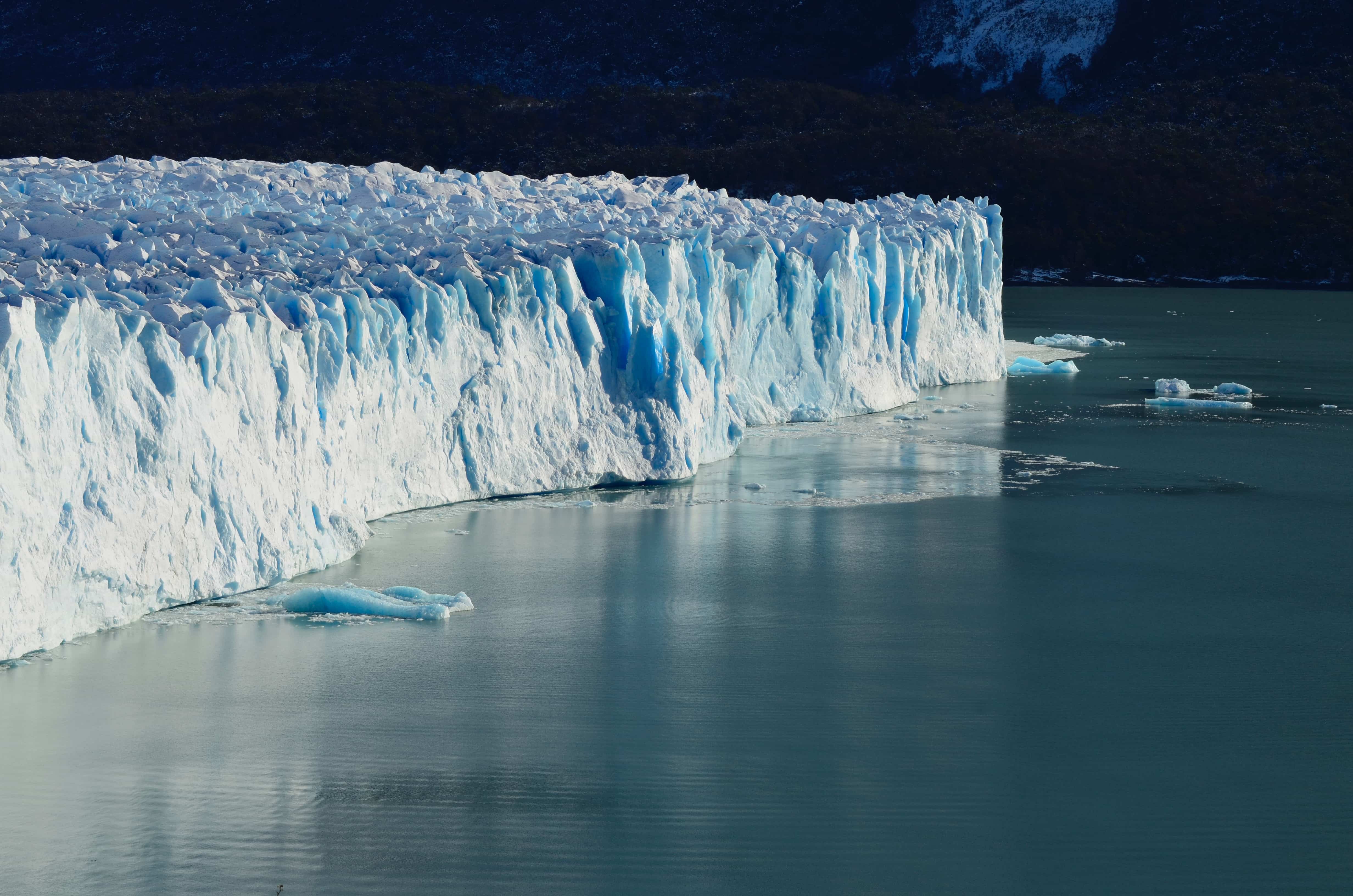 Schmelzende Gletscherkante in Argentinien
