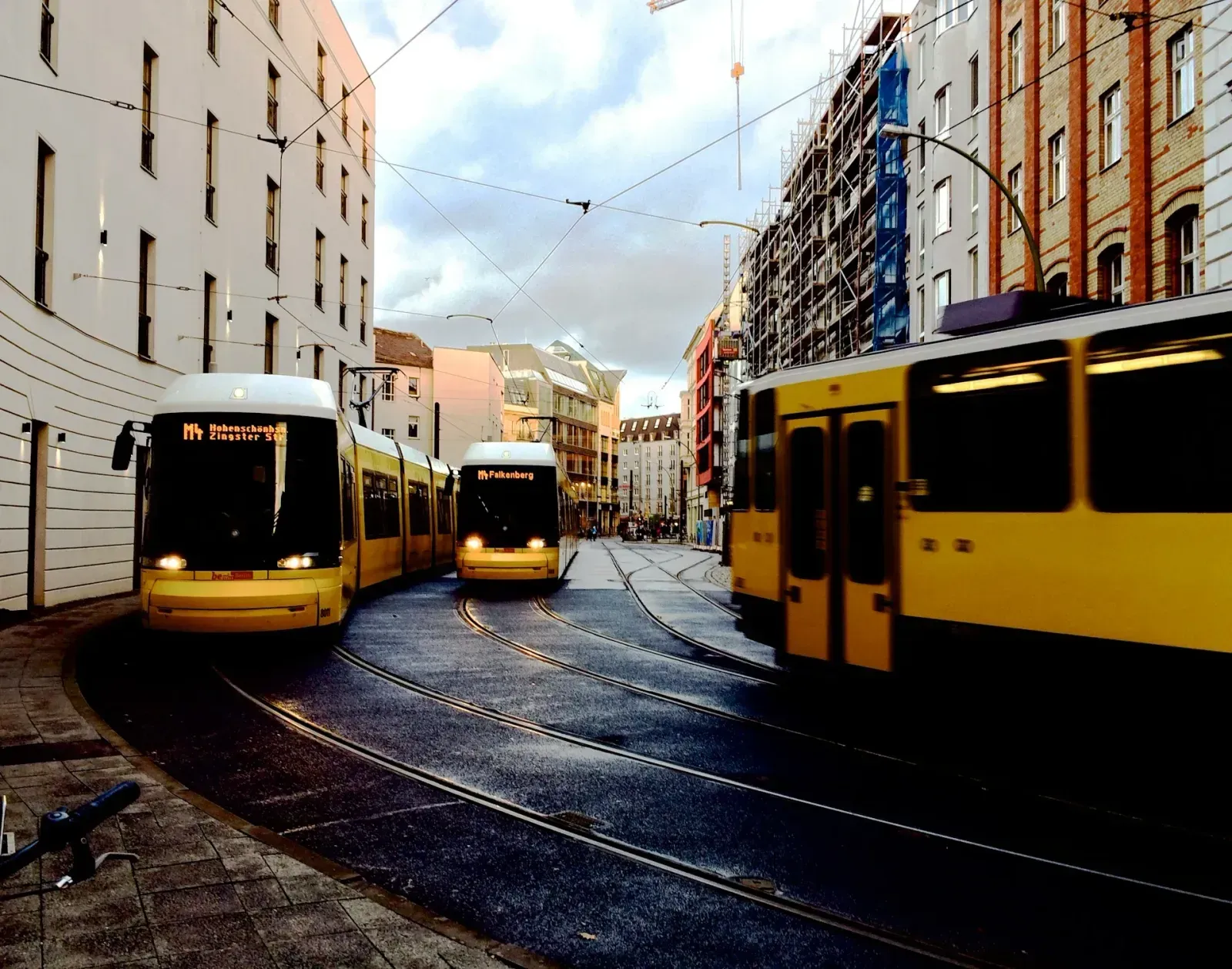 Straßenbahnen in der kleinen Präsidentenstraße in Berlin, Deutschland