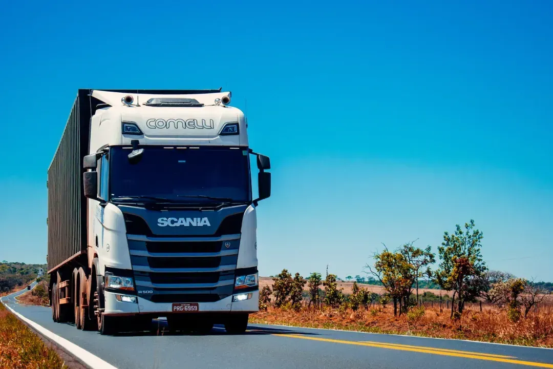 Bild eines Scania-LKWs auf offener Straße