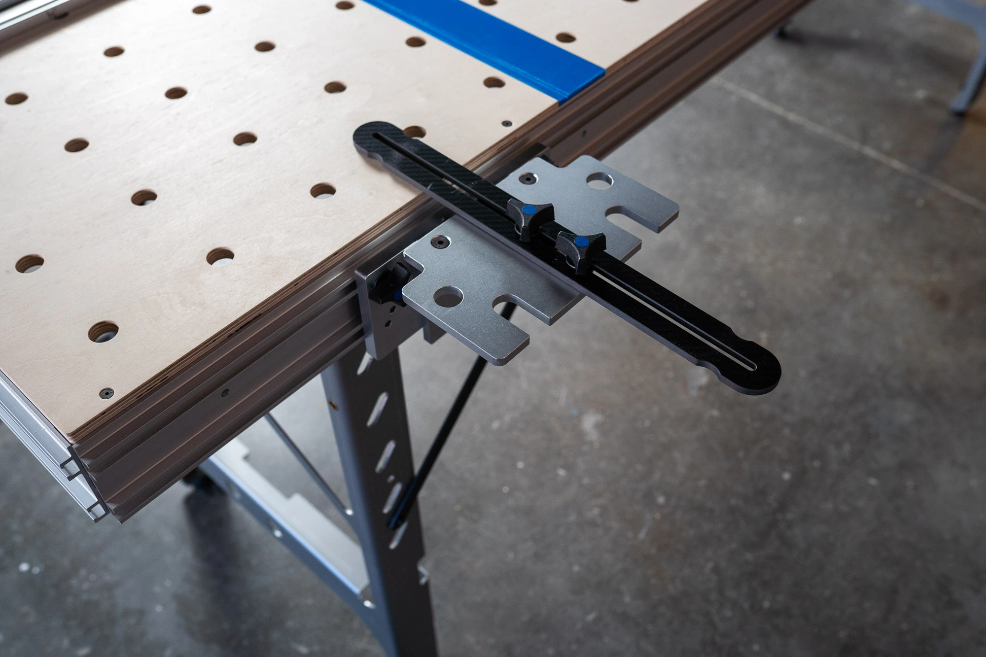 Parallel guides on a portable work bench