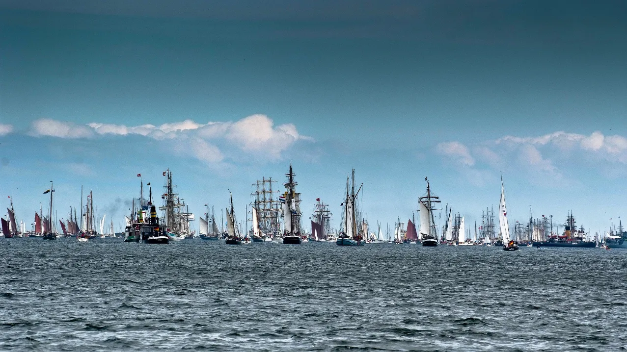 Ein Bild, dass Segelschiffe am Horizont zeigt.