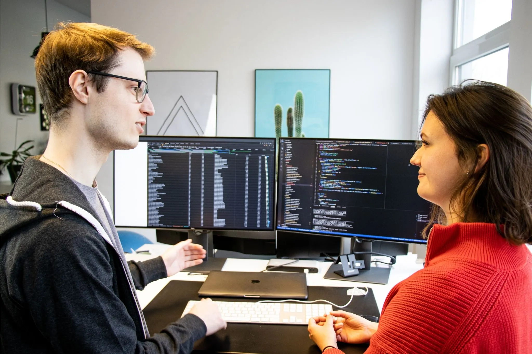 Ein Werkstudent zeigt seine Arbeit