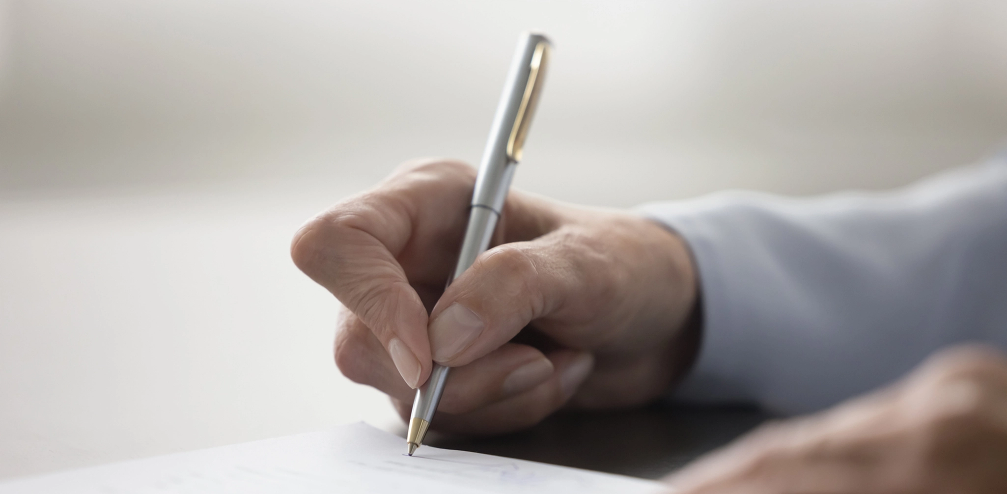 Oversetteren signerer oversettelsen