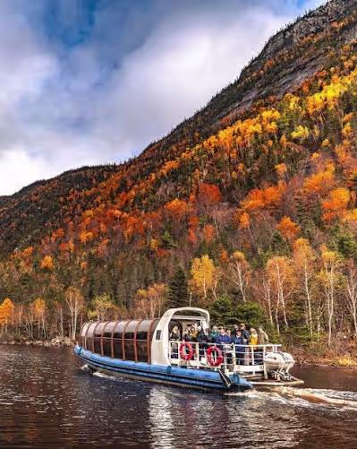 Embarquez à bord du bateau-mouche Le Menaud et laissez-vous porter au cœur du parc national des Hautes-Gorges-de-la-Rivière-Malbaie. En automne, les falaises spectaculaires se parent de couleurs flamboyantes qui se reflètent dans la rivière. Une expérience unique et grandiose.