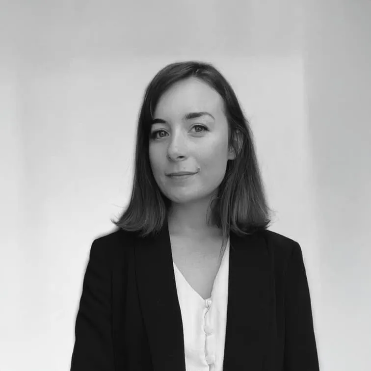Portrait de Justine Jadot, juriste consultante et formatrice CMC experte en droit public, contrats et commande publique.