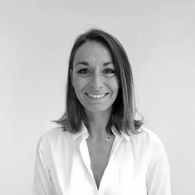 Portrait de Anne Héritié, consultante RH CMC et ancienne DRH, spécialiste du leadership, management et dialogue social dans le secteur public.