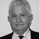 Portrait en noir et blanc de Claude Courgeau, Maire de Pocé‑sur‑Cisse (mandat 2020‑2026) et Président du Pays Loire Touraine, engagé dans les dynamiques territoriales et la gouvernance locale.