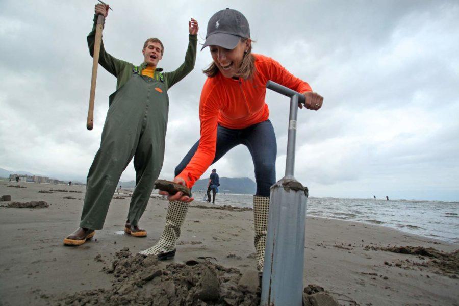 Razor Clamming on Oregon’s Beaches: A Coastal Tradition
