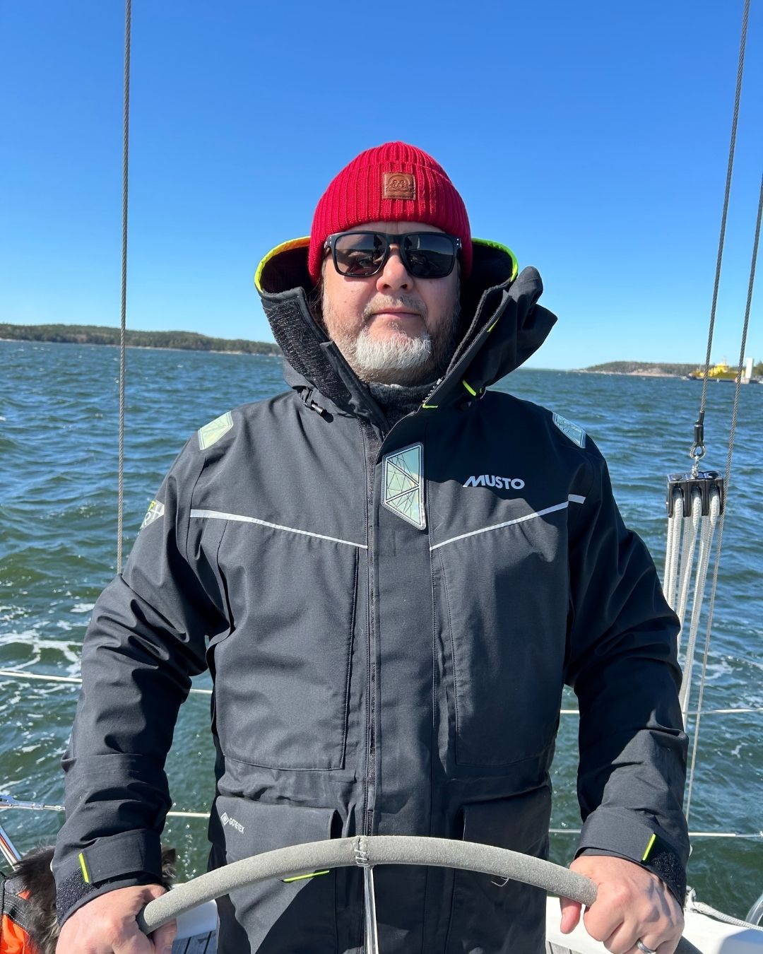 Mika Karapuu purjehtimassa