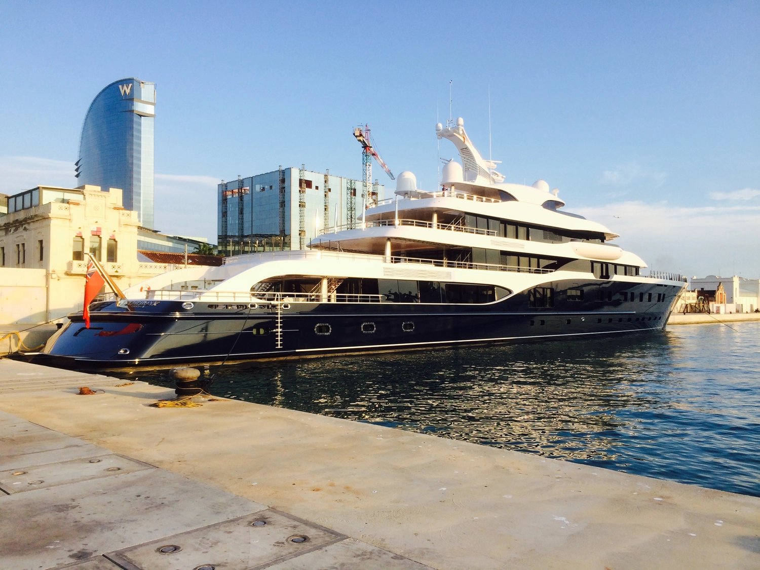 Fertig lackierte Yacht am Kai nach dem Refit