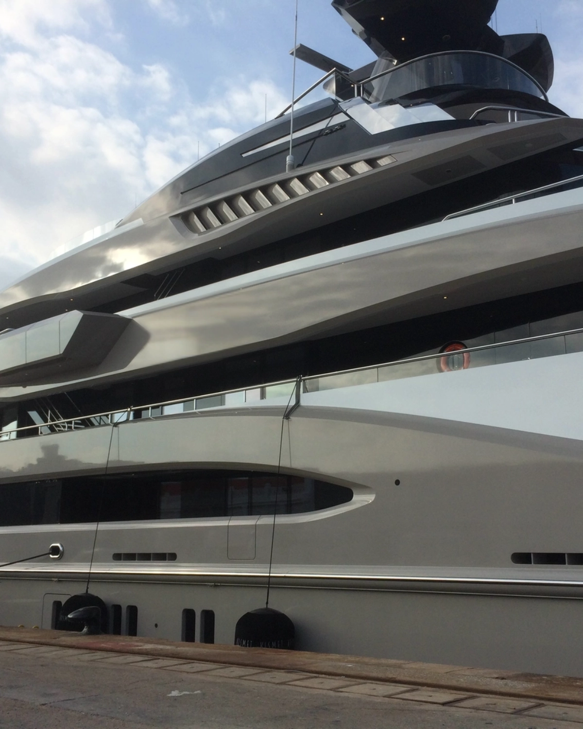 Lackierter Rumpf einer Yacht im Detail