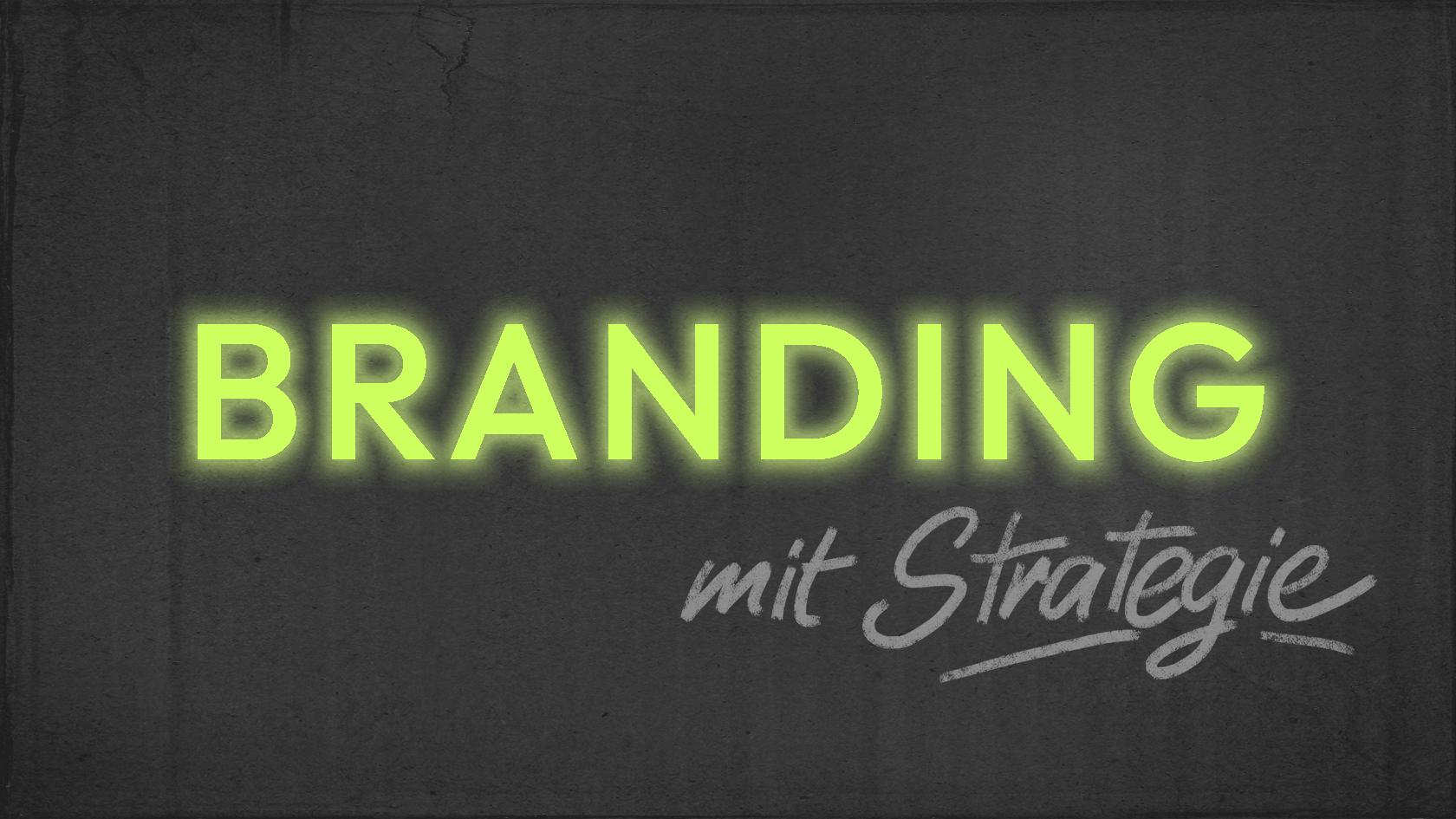 Das Wort "Branding" steht als grüne Leuchtröhre auf einem schwarzen Hintergrund, unter Branding steht "mit Strategie" in weiß im Graffitistil.