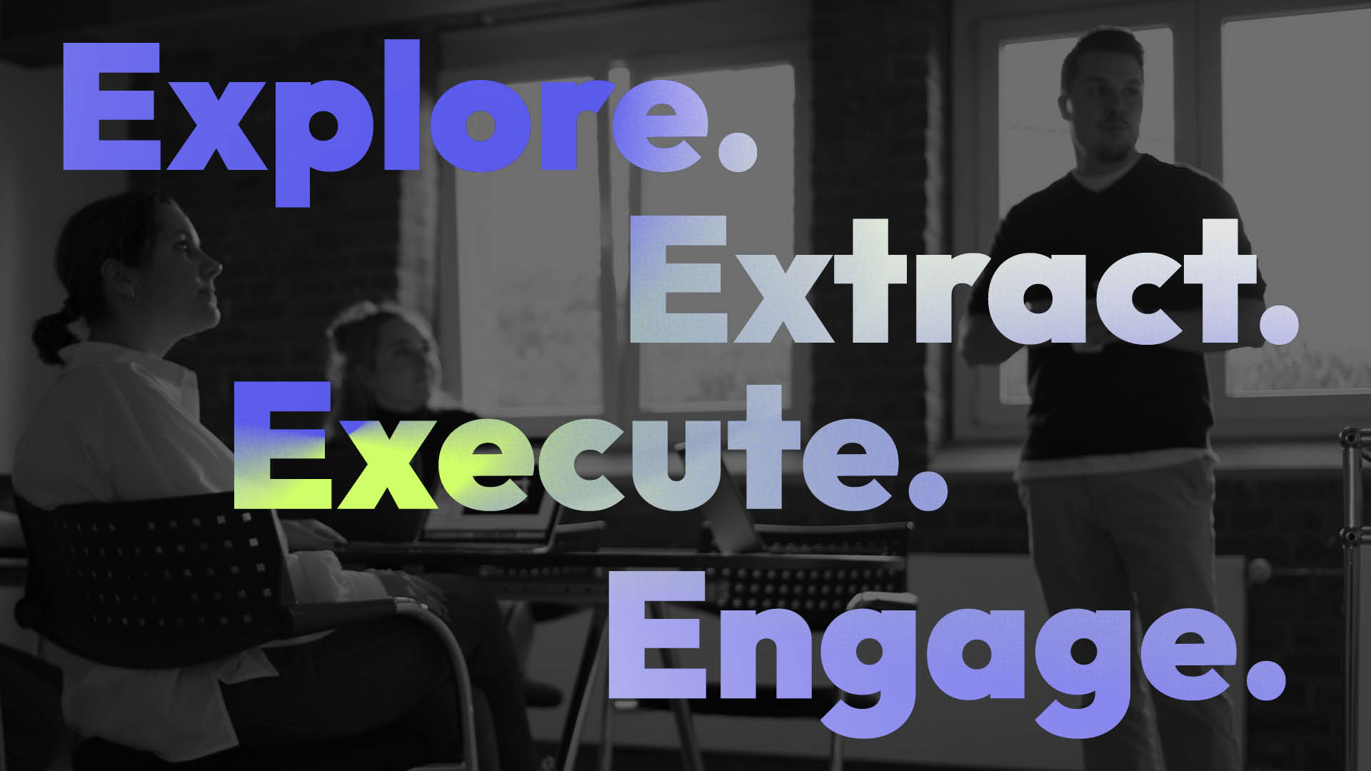 Team meeting im Büro mit dem Textzug „Explore. Extract. Execute. Engage.“ im Vordergrund.