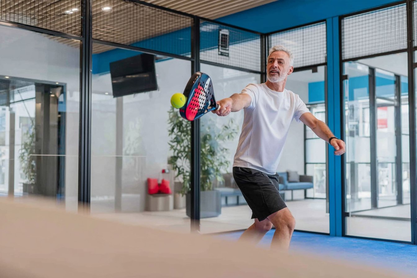 Padelspieler beim Schlag in der Halle