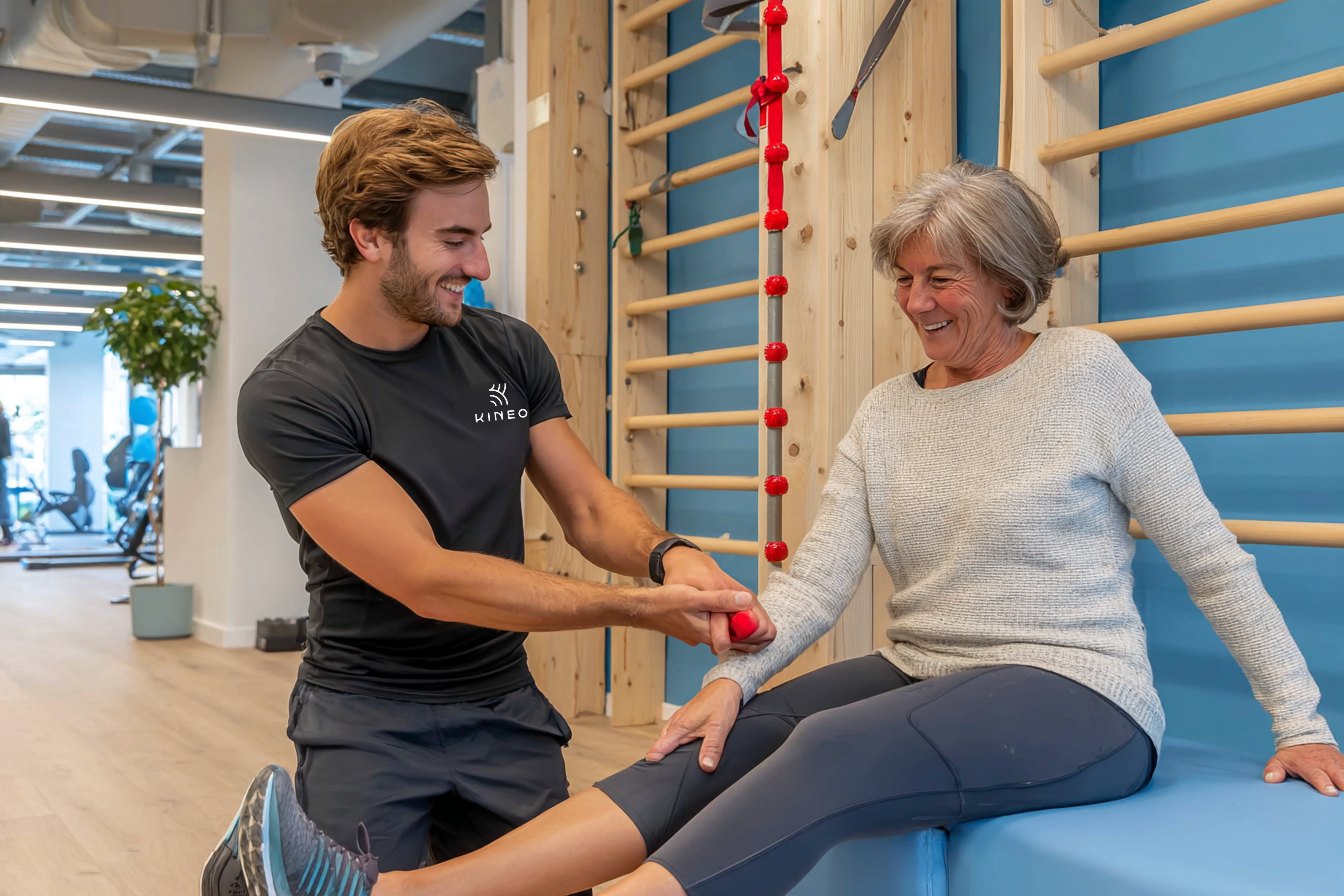 Physiotherapeut tastet das Schienbein einer Läuferin ab