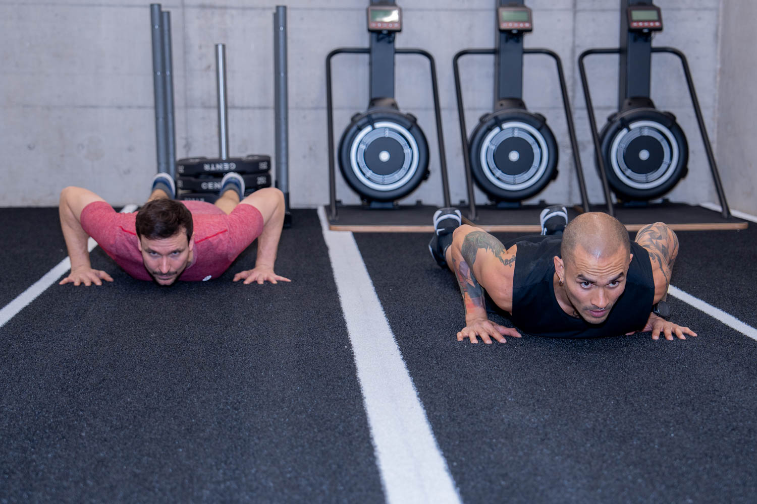 Zwei Athleten bei Burpees auf der Sprintbahn