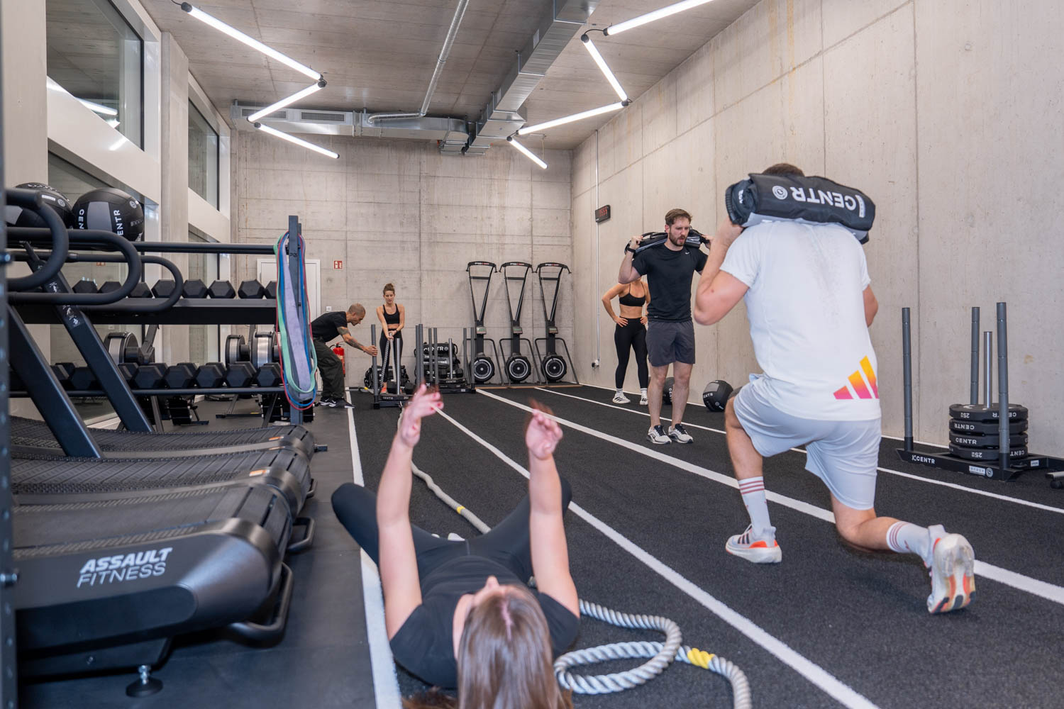 HYROX-Gruppentraining mit Sandbag-Lunges und Wall Balls