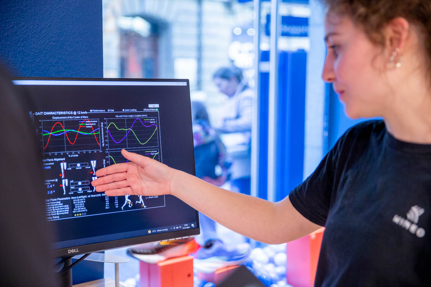 Mitarbeiterin zeigt Gangkurven auf einem Monitor