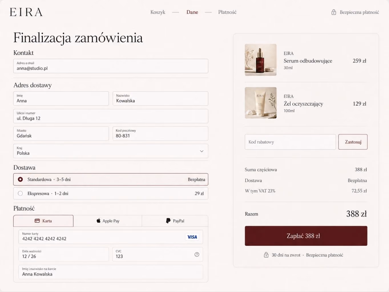 Strona kasy e-commerce zatytułowana „Finalizacja zamówienia” w języku polskim, zawierająca pola adresu kontaktowego i dostawy wypełnione e-mailem anna@studio.pl, nazwisko Anna Kowalska, adres ul. Długa 12, miasto Gdańsk, kod pocztowy 80-831, oraz kraj Polska. Opcje dostawy obejmują standardowe darmowe 3-5 dni i ekspresowe 1-2 dni za 29 zł. Metody płatności to karta, Apple Pay i PayPal z częściowo wprowadzonymi danymi karty. Wymienione produkty to serum odbudowujące EIRA 30ml za 259 zł oraz żel oczyszczający EIRA 100ml za 129 zł. Podsumowanie zamówienia pokazuje sumy częściowe 388 zł, darmowa dostawa, VAT 72,55 zł, łącznie 388 zł oraz kasztanowy przycisk „Zapłać 388 zł” poniżej.