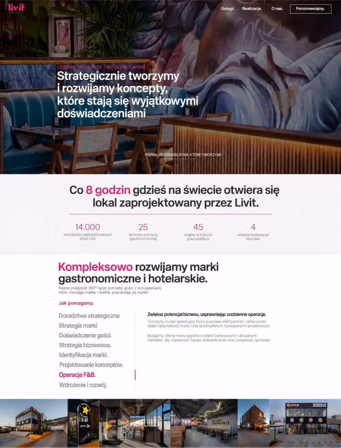 Wnętrze restauracji z drewnianymi stołami, krzesłami i muralem z leżącą figurą, pokrytym polskim tekstem o strategicznym rozwoju koncepcji Livit, rozwoju marki hotelarskiej i poprawie potencjału biznesowego, w tym danych biznesowych i opisów usług.