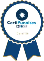 Médaillon bleu avec un logo de punaise au centre et le texte CertiPunaise IZI Pest Certifié.