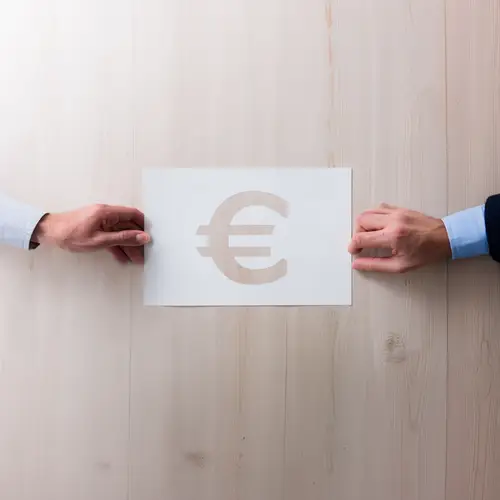 Photo de la main d’un propriétaire et d’un locataire qui se demande qui doit régler la facture de desinsectisation