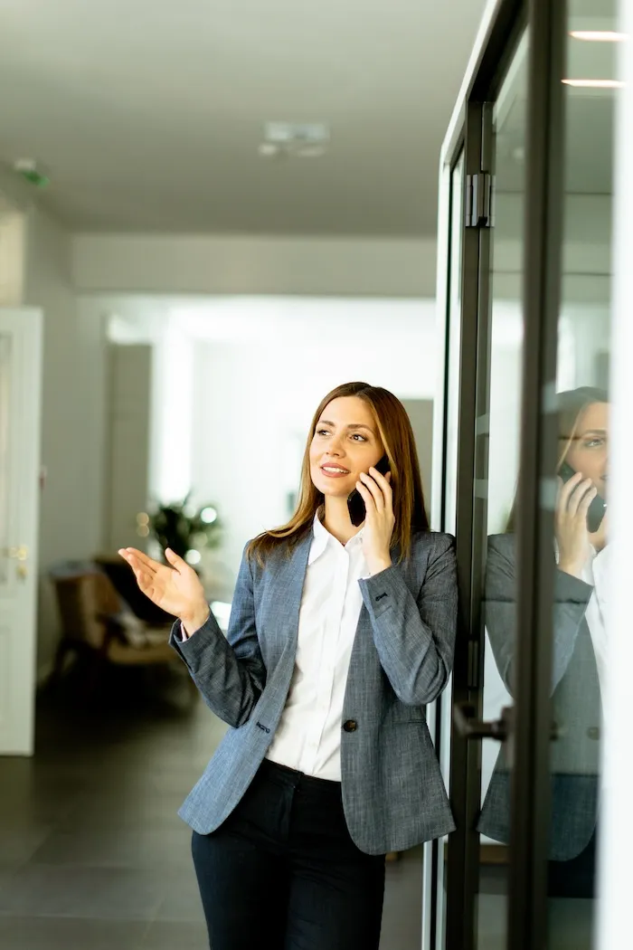 Mujer hablando por teléfono