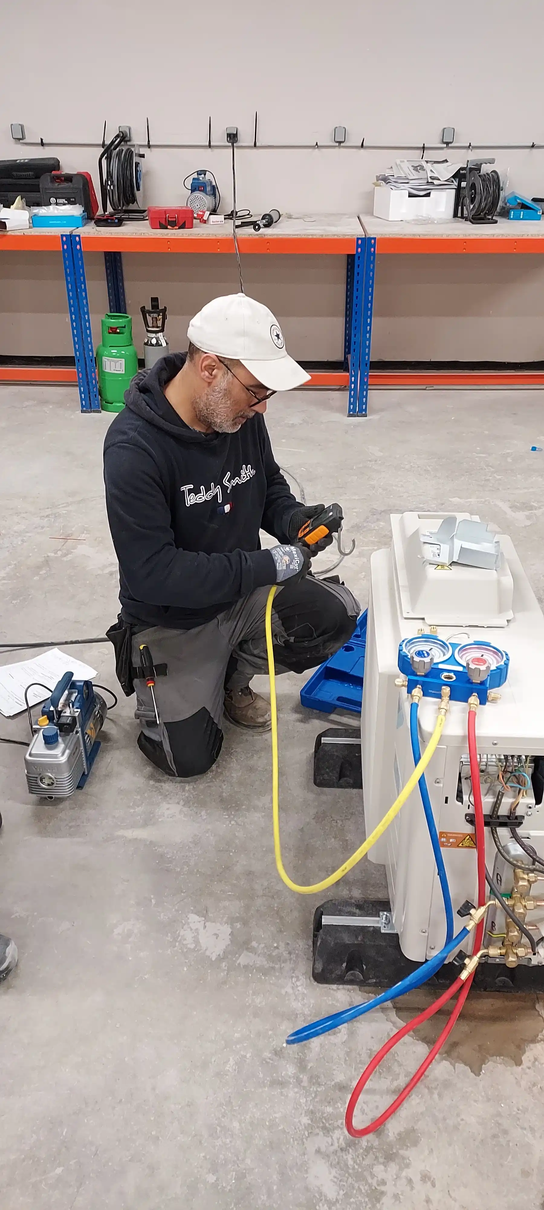 technicien de maintenance avec une pompe à chaleur