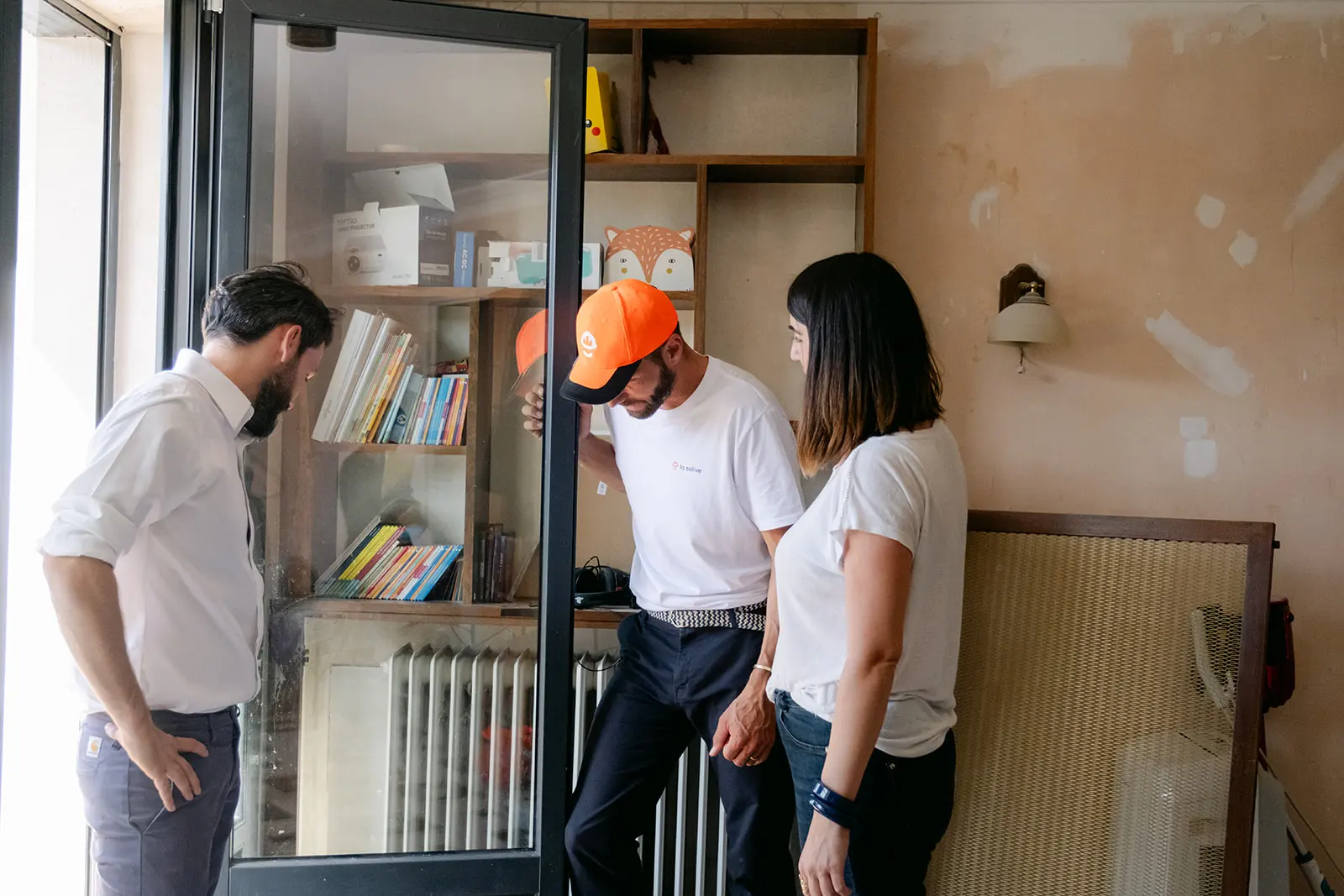 Un commercial en rénovation énergétique conseille un couple pour changer ses fenêtres