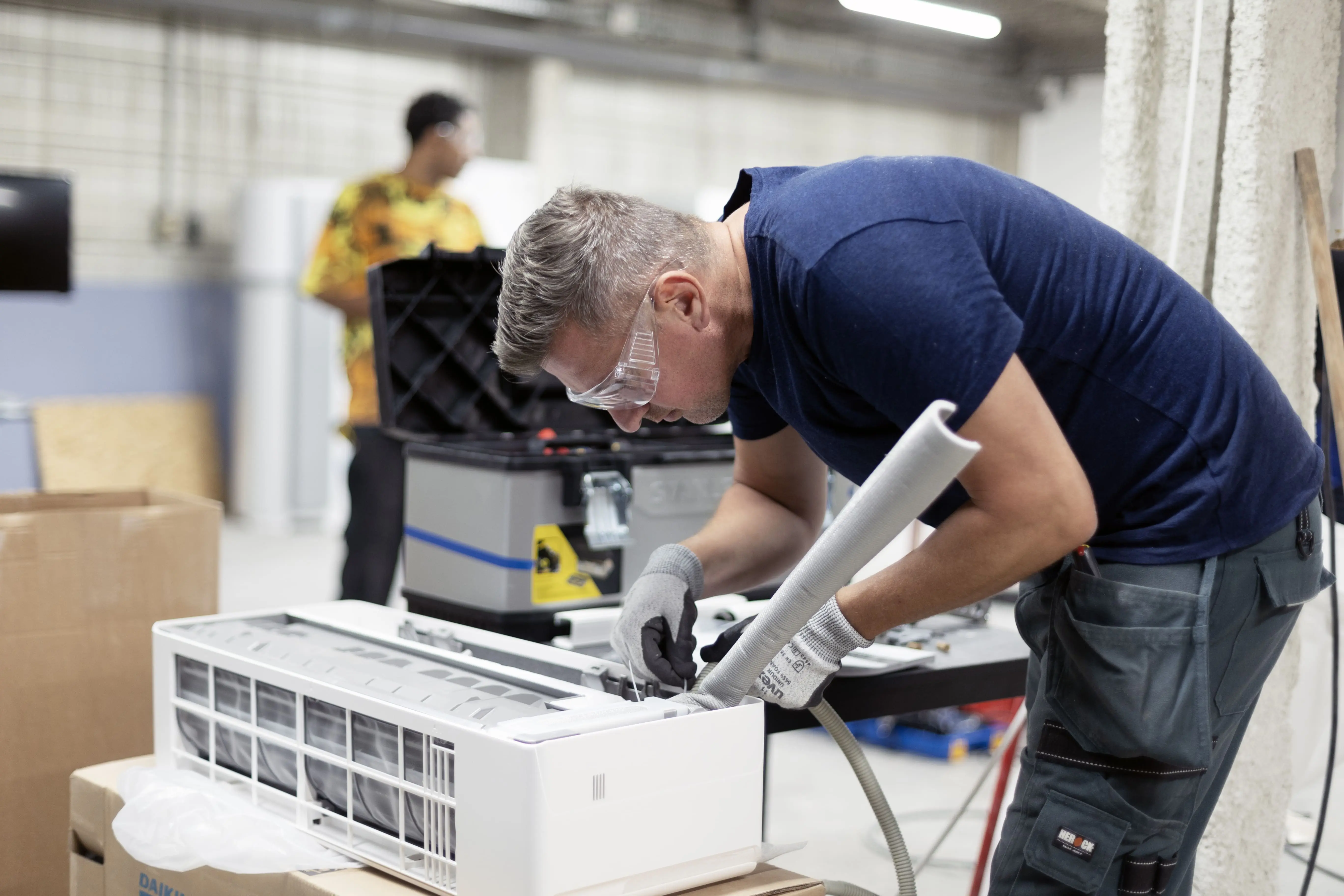 Technicien installateur de systèmes CVC en formation : développement de compétences dans la rénovation énergétique