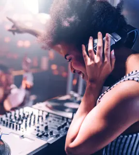een vrouwelijke dj die de zaal opzweept tijdens een privefeest