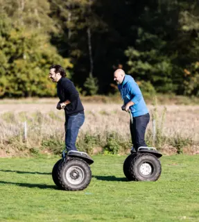 twee collega's tijdens een teambuilding rijden met een segway in de natuur