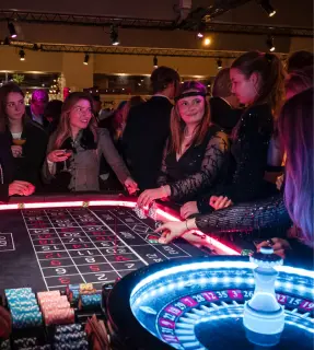 Jonge vriendinnen die een casinoavond beleven