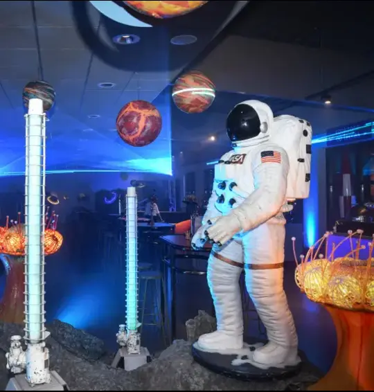 Een volledig ingerichte zaal in ruimte stijl voor een personeelsfeest