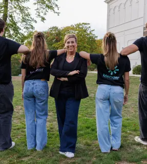 Veronique en teamleden schouder aan schouder