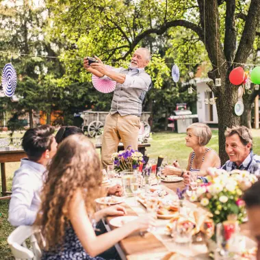 eventbureau leuven organiseert een communiefeest met een groepje kinderen aan een feestelijke eettafel in de tuin