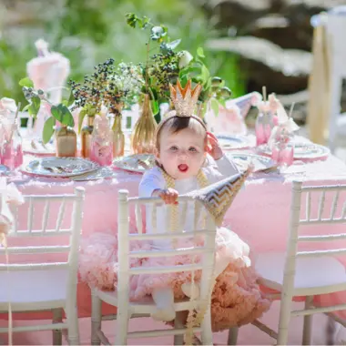 eventbureau leuven organiseert een babyborrel met schattige baby die aan een eettafel zit