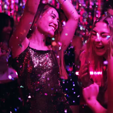 eventbureau leuven organiseert een bruisend personeelsfeest waarbij groep collega's danst tijdens het avondfeest